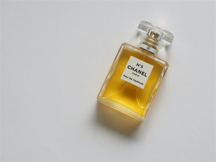 Image of a Chanel N°5 perfume bottle