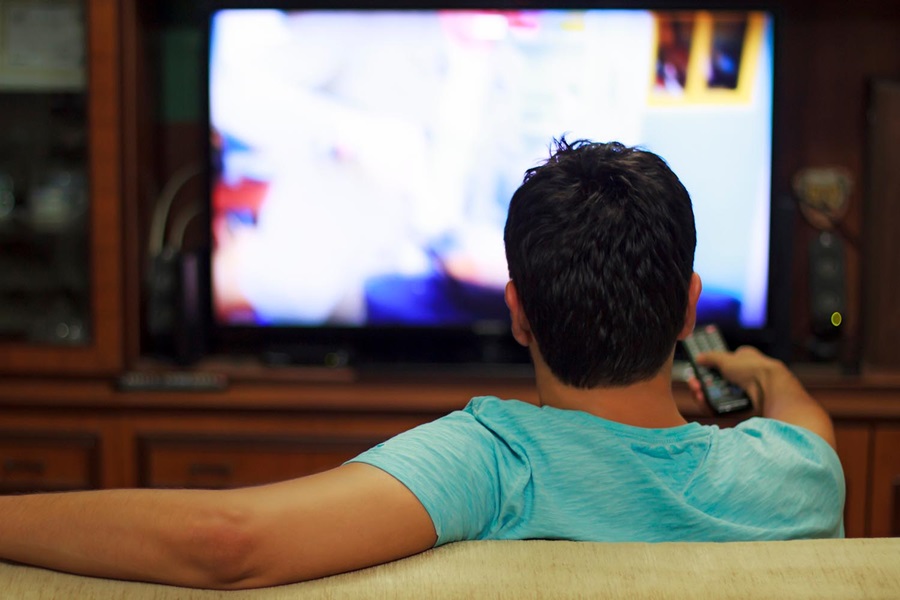 hombre mirando la televisión