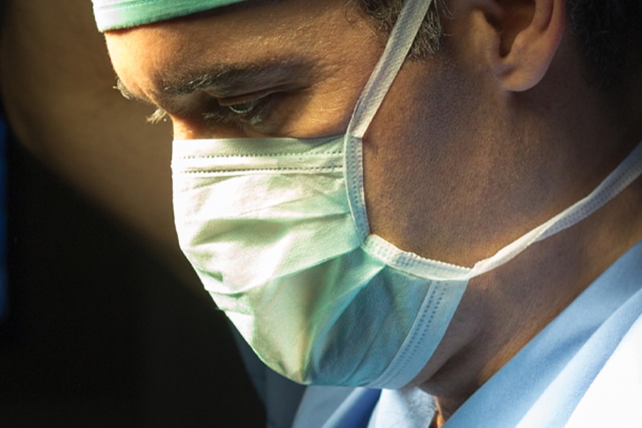 Médico con mascarilla