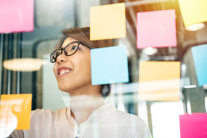 Mujer mirando por la ventana en el trabajo